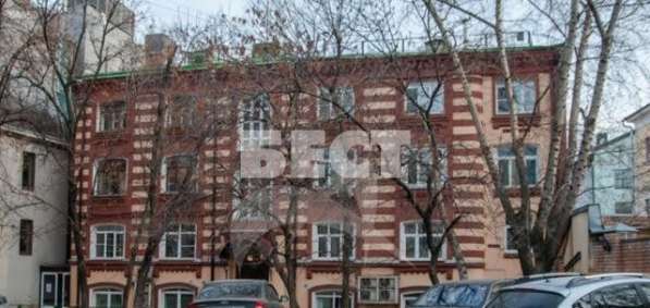 Продам многомнатную квартиру в Москве. Жилая площадь 148 кв.м. Этаж 2. Есть балкон.