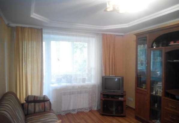 Продам двухкомнатную квартиру в Подольске. Жилая площадь 52 кв.м. Этаж 1. Есть балкон.