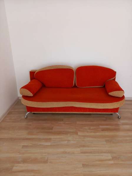 Раскладывающий диван б/у в фото 3