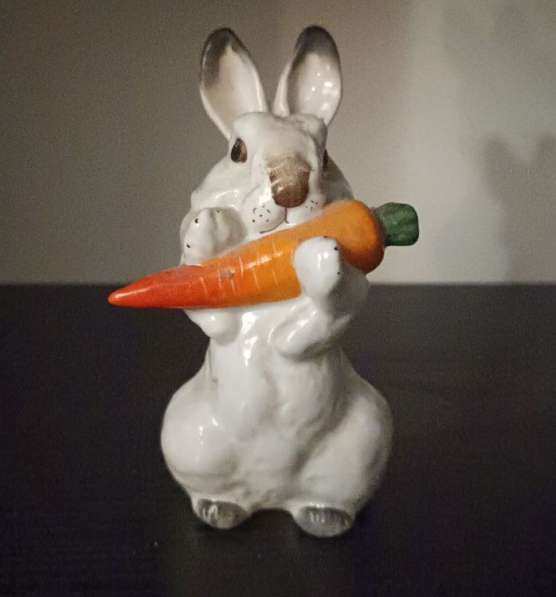 Фарфоровая фигурка «Зайчик с морковкой»