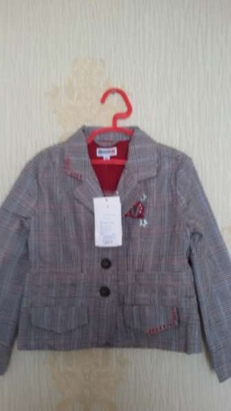 Пиджак новый для девочки девочки рост 110, цена 1000 руб