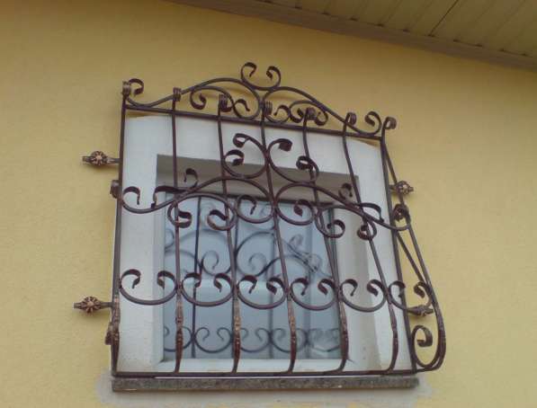 Кованые решетки на окна в фото 6