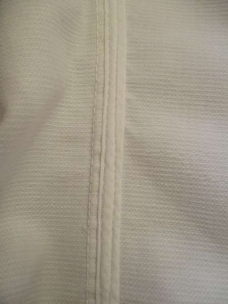 Стильный джинсовый пиджак фирмы ZARA белого цвета в фото 6