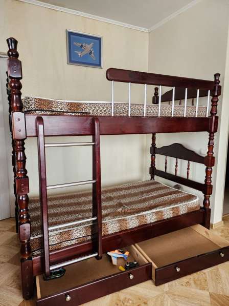 Двухъярусная кровать с матрасами, ящиками