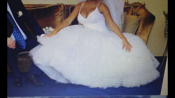 Свадебное платье, вышитое жемчугом. Очень красивое в Евпатории
