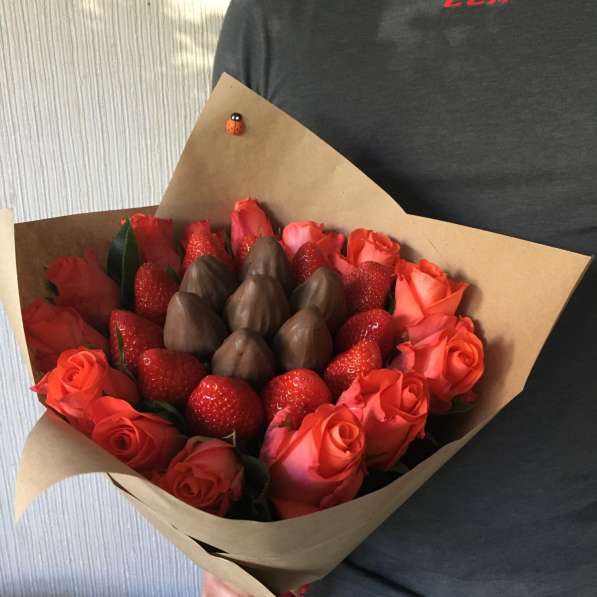 Букеты из клубники и ягоды в шоколаде в Краснодаре фото 10
