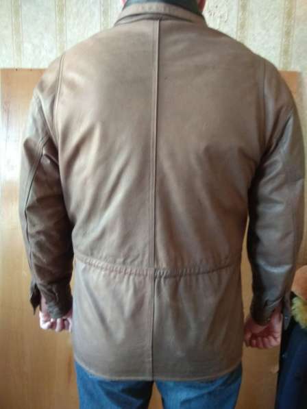 Куртка кожаная коричневая с чёрной отделкой (воротник) в Смоленске