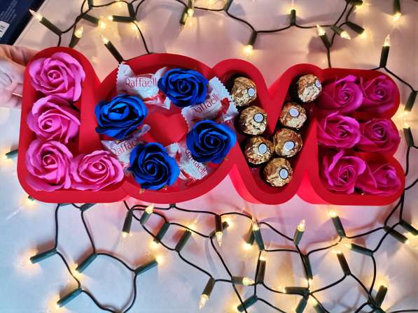 Пенобоксы с мыльными розами и конфетами в фото 8