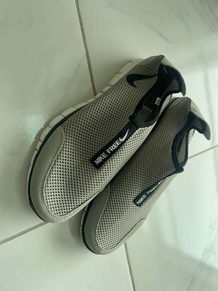 Кроссовки спортивные