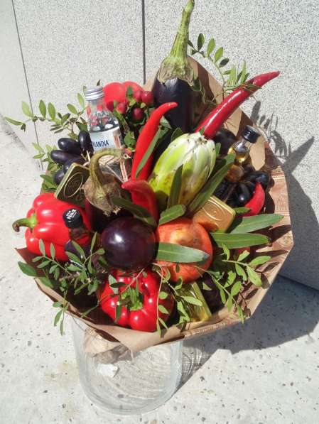 Букеты и композиции из цветов и фруктов в Сургуте