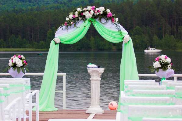 Свадебная арка из живых цветов (конструкция в прокат) в Иркутске фото 3