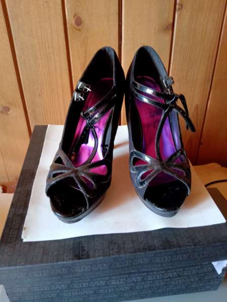 Босоножки чёрные