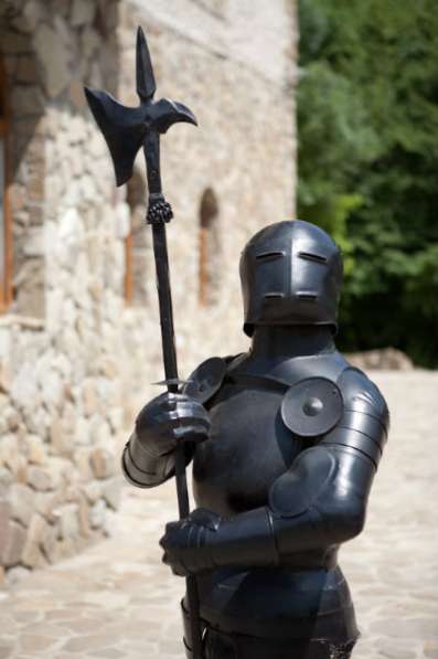 Скульптура средневекового рыцаря