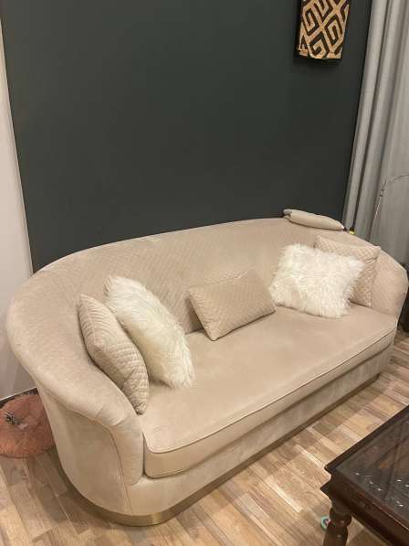 Продается красивый диван бежевого цвета. Цена: 800 AED