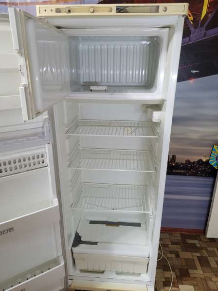 Холодильник в рабочем состоянии в Бийске