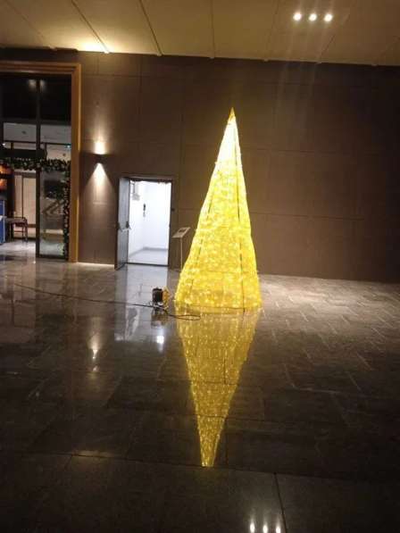 Новогодние ёлки композиции и оформления Установка в фото 7