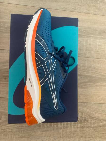 Продам кроссовки asics