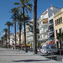 Здание в центре города Ситжес, в Санкт-Петербурге