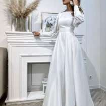 Свадебное платье размер с 42 по 46, за счет корсета. Атлас, в Москве