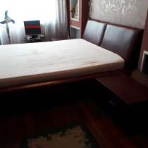 Кровать(160*200) +2 тумбы+комод из натуральной кожи (Италия), в Новокузнецке