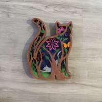 Красивый деревянный кот разукрашенный, в Норильске