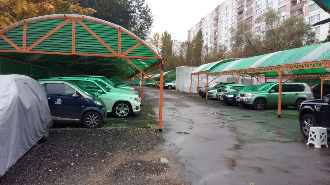 Аренда участка под стоянку. Крытая стоянка. Крытое машиноместо. Крытая автостоянка. Крытое машиноместо на дачном участке.