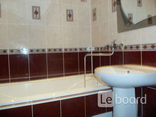 Затирка для коричневой плитки в ванной. Выкладка плитки в ванной. Укладка плитки на пол. Ремонт санузла в томске. Ванна 2000-х годов.