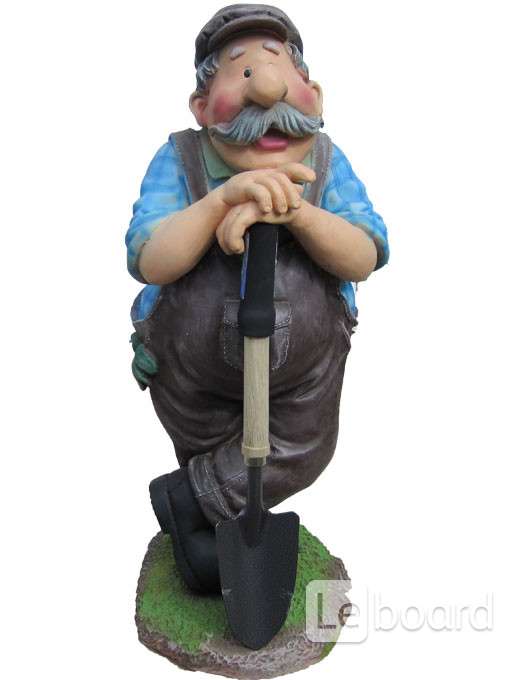 мужчины с лопатой на огороде. рыжий конопатый дедушка. дедушка лопата. фигуры из полистоуна. дедушка с лопатой.